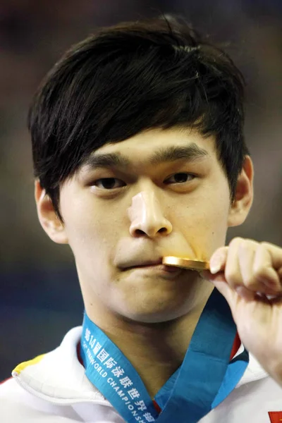 Gullmedaljevinneren Sun Yang Fra Kina Biter Sin Medalje Etter Prisutdelingen – stockfoto