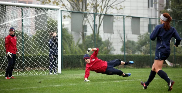 2011年1月16日 美国国家女子足球队足球运动员在中国重庆举行的2011年女子四国赛训练课上练习 — 图库照片