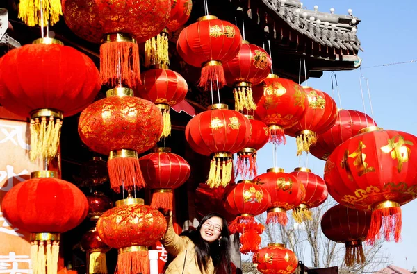 Chińskie Sklepy Dla Klientów Czerwone Latarnie Rynku Przygotowaniu Nadchodzącego Spring — Zdjęcie stockowe