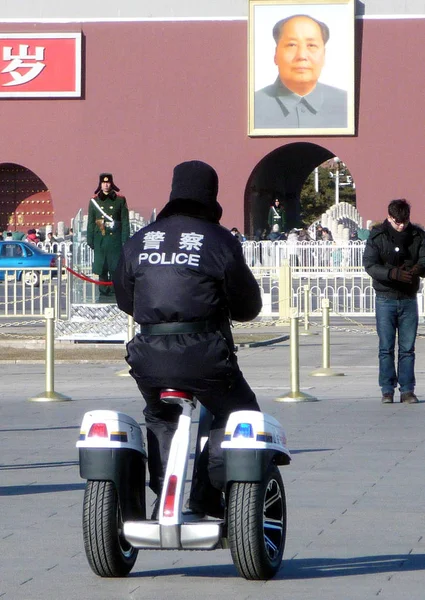 Oficial Policía Chino Monta Scooter Eléctrico Segway Para Patrullar Plaza — Foto de Stock
