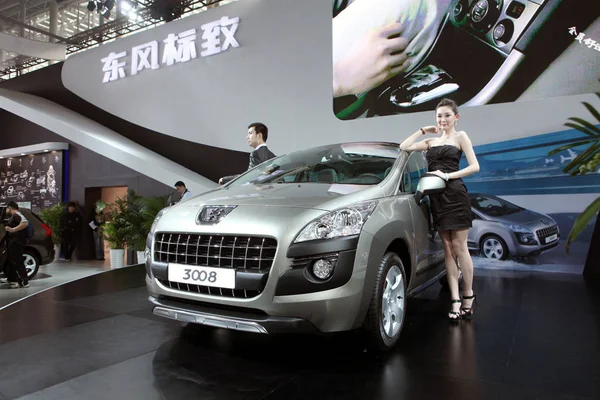 Modelos Posan Con Dongfeng Peugeot 3008 Durante China Guangzhou Exposición — Foto de Stock