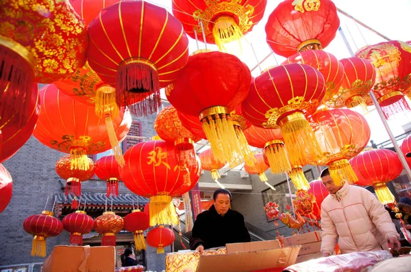 Clientes Chinos Compran Linternas Rojas Mercado Preparación Para Próximo Festival — Foto de Stock