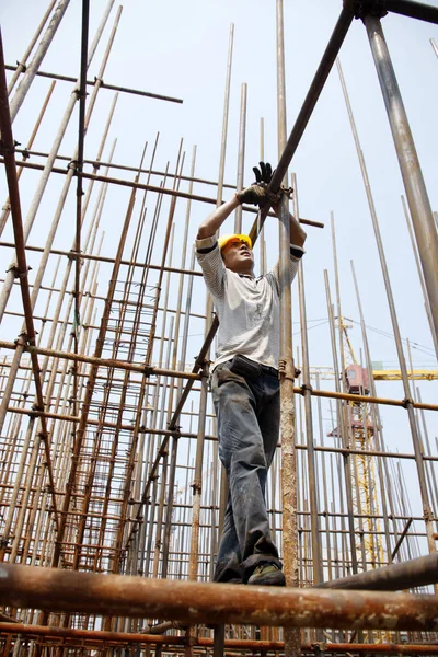 2010年8月3日 中国东部安徽省淮北市一建筑工地上 一名中国工人被看到脚手架 — 图库照片