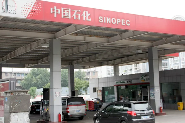 Vista Del Logotipo Una Estación Sinopec Qingdao Provincia Chinas Shandong —  Fotos de Stock