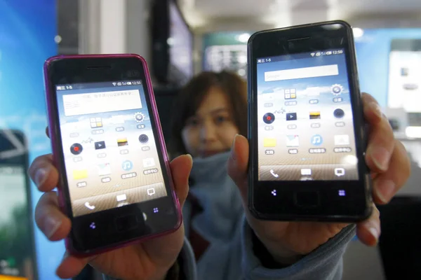 Chiński Klient Pokazuje Meizu Smartfonów Sklepie Komórkowym Meizu Szanghaju Chiny — Zdjęcie stockowe