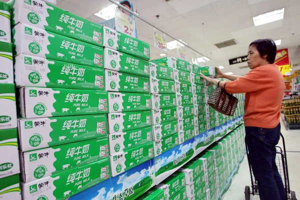Kinesisk Kund Butiker För Mengniu Mjölk Stormarknad Shanghai Kina Maj — Stockfoto