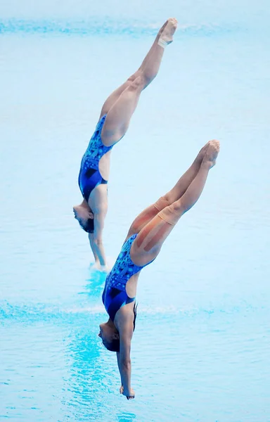 상하이에 오리엔탈 스포츠 센터의 다이빙 풀에서 챔피언십에서 동기화 스프링 다이빙 — 스톡 사진