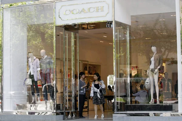 Kunde Går Coach Butik Hong Kong Plaza Shanghai Kina May - Stock-foto