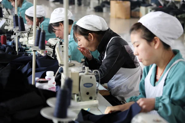 Chinesische Arbeiterinnen Fertigen Kleidung Für Den Export Südostasiatische Länder Einer — Stockfoto