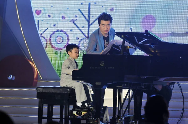 Κινέζος Πιανίστας Λανγκ Λανγκ Καθοδηγεί Ένα Παιδί Παίξει Πιάνο Τελετή — Φωτογραφία Αρχείου