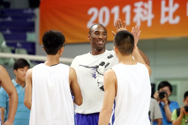 Estrella Nba Kobe Bryant Cinco Joven Jugador Baloncesto Una Reunión — Foto de Stock