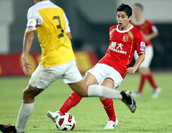 Argentijns Voetballer Dario Leonardo Conca Rechts Van Guangzhou Evergrande Controleert — Stockfoto