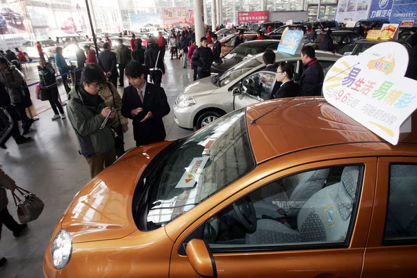 Los Compradores Automóviles Chinos Miran Los Coches Durante Una Exposición — Foto de Stock