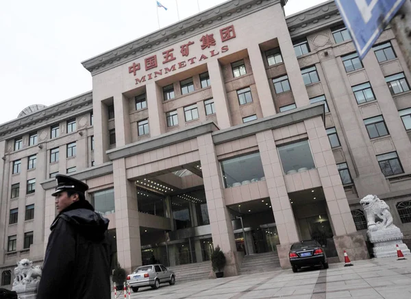 2009年2月13日 中国の北京にある中国ミンメタルズ社の本社で 中国の警備員が警備に立っている — ストック写真