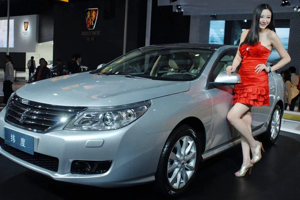 2010年12月27日 在中国广东省广州市举行的车展上 一个模特与雷诺汽车合影 — 图库照片