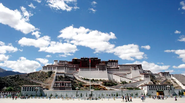 Fil Turister Förbi Potalapalatset Lhasa City Sydvästra Chinas Autonoma Regionen — Stockfoto