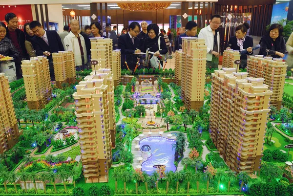 2011年1月3日 中国购房者在海南省海口市举行的房地产博览会上查看公寓楼模型 — 图库照片