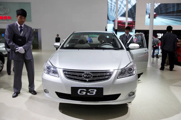 Bezoeker Probeert Een Byd Tijdens China Guangzhou International Automobile Exhibition — Stockfoto