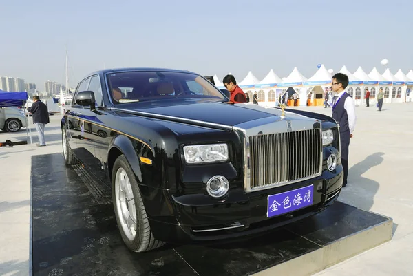 Arkiv Kinesiska Besökare Titta Rolls Royce Phantom Limousine Båtmässa Haikou — Stockfoto