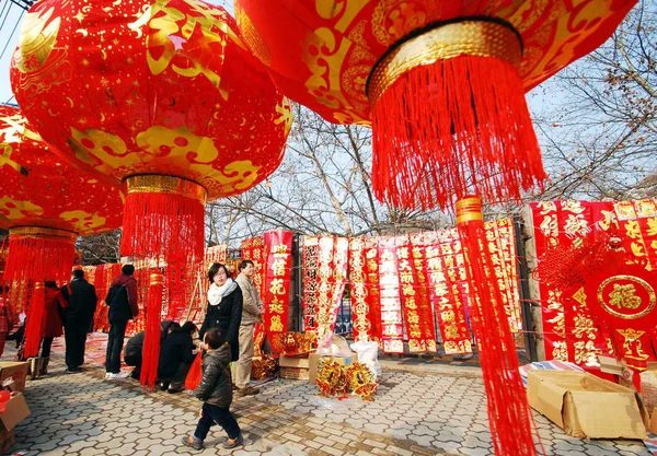 Místní Čínští Obyvatelé Kupují Červené Lucerny Svitky Jarního Festivalu Další — Stock fotografie