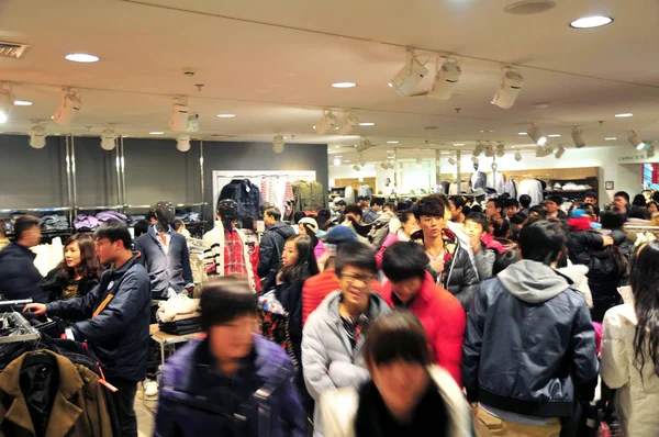 Chinese Consumers Shop Clothes Department Store Beijing China December 2010 — Stock Photo, Image