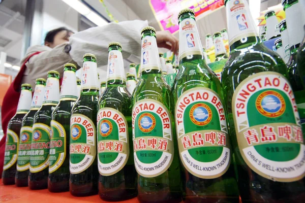 Flaskor Tsingtao Till Salu Stormarknad Suzhou City East Chinas Jiangsu — Stockfoto