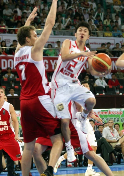 2011年8月8日 中国广东省广州举行的菲巴 斯坦科维奇大陆杯篮球比赛中 中国余鹏龙试图在对阵俄罗斯的比赛中取得突破 — 图库照片