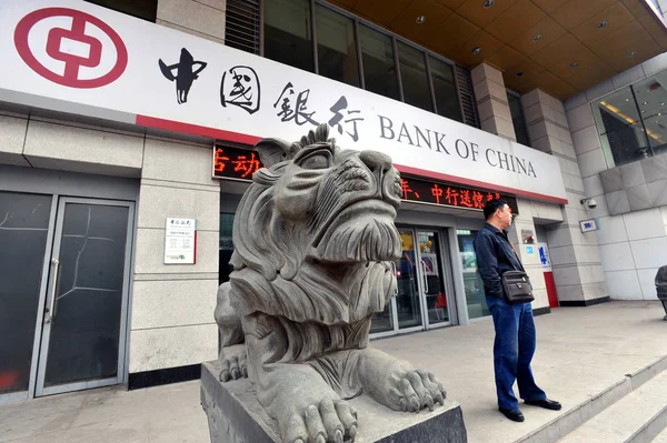 Hombre Chino Para Frente Una Sucursal Del Banco China Boc — Foto de Stock