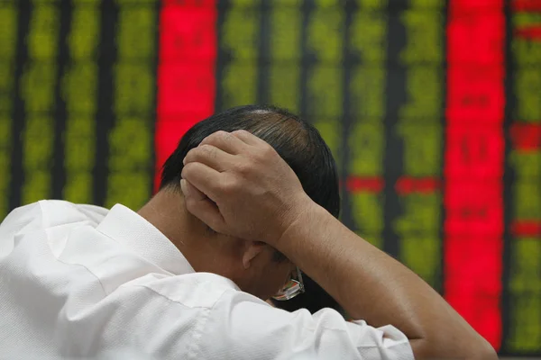 Een Chinese Investeerder Kijkt Aandelenkoersen Groen Voor Prijs Daalt Een — Stockfoto