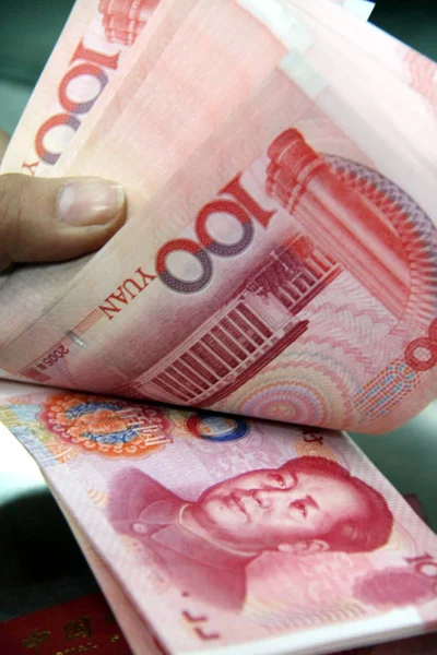 Funcionário Chinês Conta Notas Rmb Renminbi Yuan Uma Filial Caixa — Fotografia de Stock