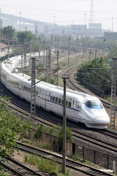 Crh China Railway High Speed Pociąg Podróżuje Mieście Qingdao Wschodnia — Zdjęcie stockowe