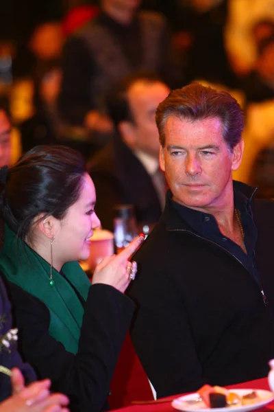 Irländsk Skådespelare Pierce Brosnan Sköter Presskonferens Bild Ambassadör Kinesiska Köksutrustning — Stockfoto