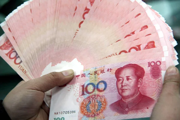 Impiegato Cinese Conta Banconote Rmb Renminbi Yuan Presso Una Filiale — Foto Stock