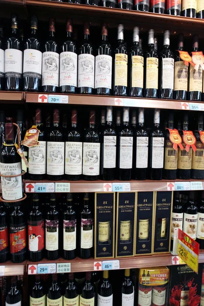 Bestand Flessen Wijn Worden Gezien Koop Bij Een Supermarkt Shanghai — Stockfoto