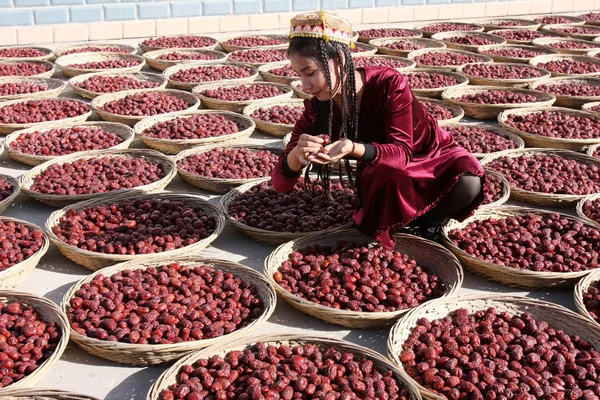 Una Giovane Donna Uigura Cinese Asciuga Frutti Della Giuggiola Chiamati — Foto Stock