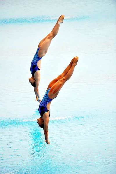 Minxia と彼は 中国の上海にあるオリエンタルスポーツセンターの屋外ダイビングプールでの第14回 Fina 世界選手権で 女子3メートルの同期したスプリングボードダイビングイベントの決勝戦で競い 2011 月16日 — ストック写真