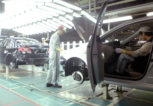 Trabalhadores Fábrica Chineses Montam Carros Toyota Linha Montagem Uma Fábrica — Fotografia de Stock