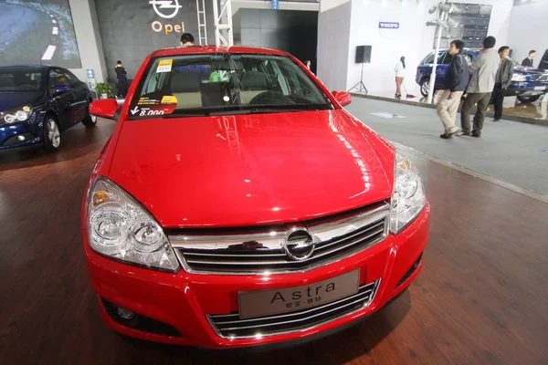Kínai Látogatók Nézd Meg Egy Opel Astra Egy Automatikus Show — Stock Fotó