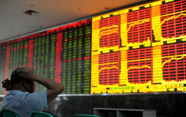 Ein Chinesischer Investor Betrachtet Die Preise Der Aktien Grün Für — Stockfoto