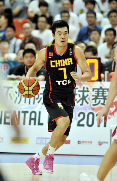 Chinas Wang Shipeng Dribblar Mot Ryssland Sin Match Fiba Stankovic — Stockfoto