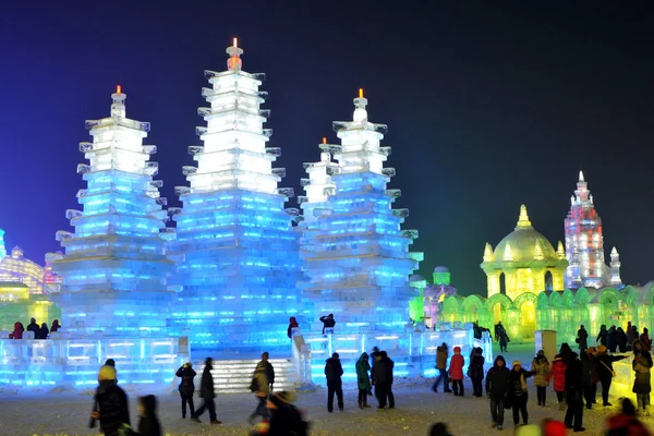 Visitantes Olham Para Estruturas Iluminadas Feitas Gelo Durante 27Th Harbin — Fotografia de Stock