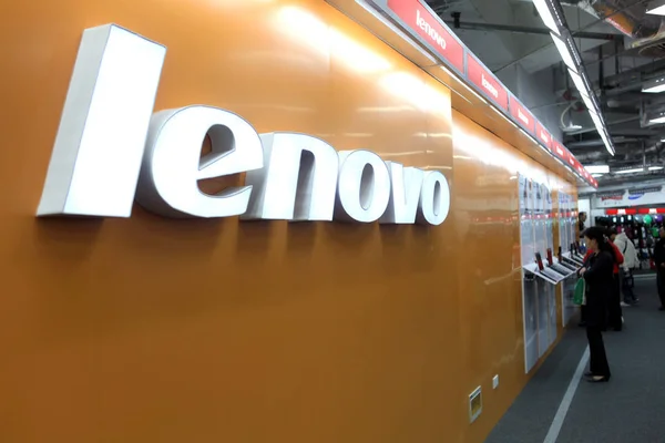 Clientes Chineses Compram Produtos Lenovo Uma Loja Media Markt Xangai — Fotografia de Stock