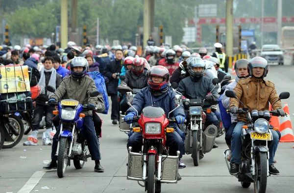 Çinli Göçmen Işçiler Motosiklet Bir Otoyolda Eve Dönüş Yolunu Olarak — Stok fotoğraf