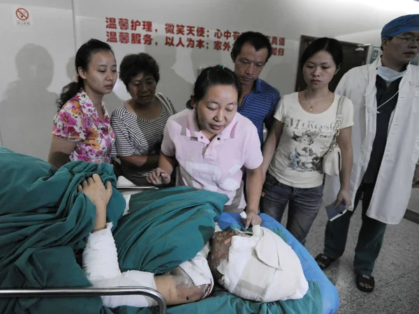 Sis Mor Centrum Rosa Tröstar Sin Dotter Wuhan Disan Hospital — Stockfoto
