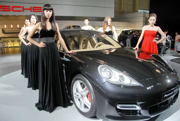 Modelos Posan Junto Porsche Panamera Turbo Durante Una Exposición Automóviles — Foto de Stock