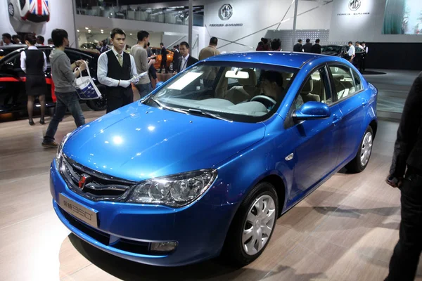 Visitante Chino Prueba Roewe 350 Saic Motor Durante Exposición Internacional — Foto de Stock