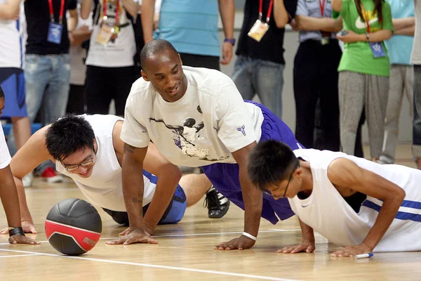Nba Star Kobe Bryant Coaches Young Basketball Players Meeting Chinese — Stock Photo, Image
