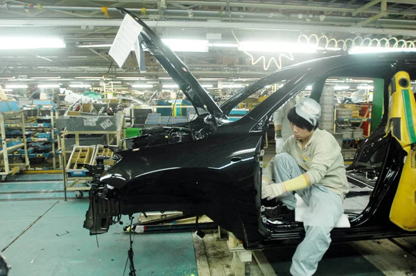 Chinesische Fabrikarbeiter Montieren Ein Toyota Auto Fließband Einem Autowerk Von — Stockfoto