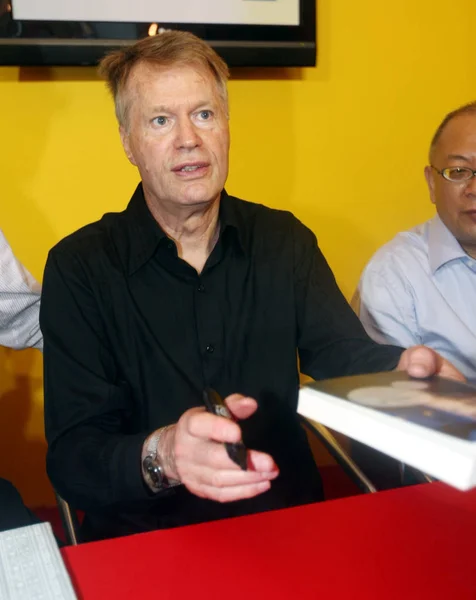 法国作家让 古斯塔夫 勒克莱齐奥 2008年诺贝尔文学奖得主 在2011年8月17日于中国上海举行的第八届上海书展上为中国读者签名 — 图库照片