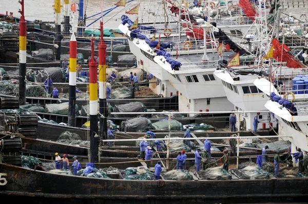 中国の漁師は 2011年8月7日 中国浙江省東部の周山市の港で漁船に網を準備する — ストック写真